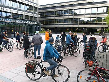 Ein halbes Hundert Radler hat am Freitagnachmittag auf die Bedeutung des Fahrrades f&uuml;r den innerst&auml;dtischen Verkehr hingewiesen. Dazu gab es weder Ansprachen noch Transparente, nur eine gemeinsame Fahrt durch die Stadt. Startpunkt war der Bahnhofsvorplatz. Wiederholungen sind gewollt. Foto: Christoph Winter