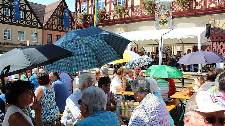 Es war auch ein Tag der Regenschirme. Mal so, mal anders, denn Regen und Sonne gab es beides.