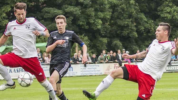 Bei diesem Angriff des TSV Rannungen stimmt die Zuordnung nicht: Lars Tully (Mitte) kommt einen Schritt zu spät, Fabian Erhard schickt den Ball zur TSV-Führung in die Steinbacher Maschen. Torwart Jason Kürschner ist machtlos. Foto: Rene Ruprecht