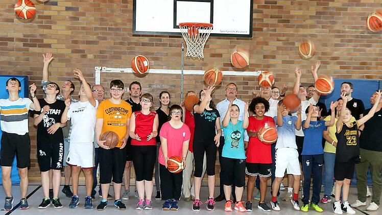 Basketbälle im Flugmodus: Die Kinder der Bertold-Scharfenberg-Schule und alle beteiligten Projektpartner mit Oberbürgermeister Andreas Starke und Schulleiterin Brigitte Cleary an der Spitze beim Auftakt des Inklusionsprojekts von Brose Bamberg "Basketball verbindet" in der Halle des Dientzenhofer-Gymnasiums  Foto: Bertram Wagner