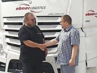 Für 40 Jahre als Lkw-Fahrer ist Albert Schmitt (links) aus Bischwind geehrt worden. Speditionsleiter Marco Buff von der Firma Ebner-Logistics gratulierte dem bewährten Lastwagen-Lenker.  Foto: Ebner-Logistics