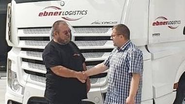 Für 40 Jahre als Lkw-Fahrer ist Albert Schmitt (links) aus Bischwind geehrt worden. Speditionsleiter Marco Buff von der Firma Ebner-Logistics gratulierte dem bewährten Lastwagen-Lenker.  Foto: Ebner-Logistics