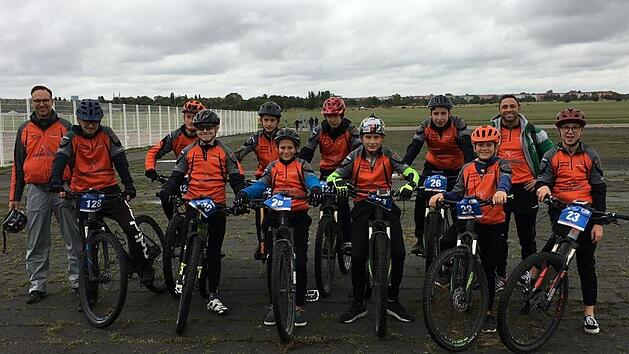 Das Team der Realschule H&ouml;chstadt, das an der Deutschen Schulsportmeisterschaft im Mountainbikefahren meisterschaft in Berlin teilnahmprivat