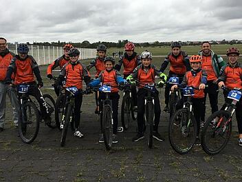 Das Team der Realschule H&ouml;chstadt, das an der Deutschen Schulsportmeisterschaft im Mountainbikefahren meisterschaft in Berlin teilnahmprivat
