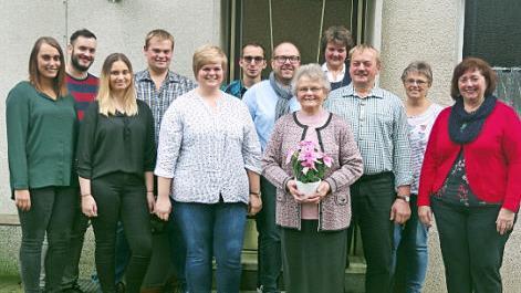 Im Kreise ihrer Familie feierte Elsa S&ouml;llner (f&uuml;nfte von rechts) ihren 80. Geburtstag. Zu den Gratulanten z&auml;hlte auch Ludwigsstadts 2. B&uuml;rgermeisterin Eva Jahn (rechts).