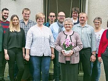 Im Kreise ihrer Familie feierte Elsa Söllner (fünfte von rechts) ihren 80. Geburtstag. Zu den Gratulanten zählte auch Ludwigsstadts 2. Bürgermeisterin Eva Jahn (rechts).
