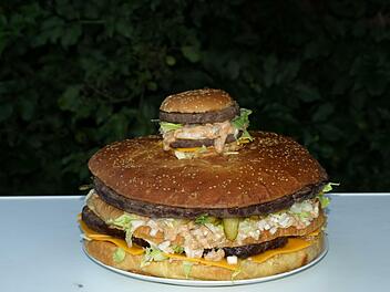 Der XXl-Burger und ein Normal-Burger  im Größenvergleich. Foto: Annette Warmuth