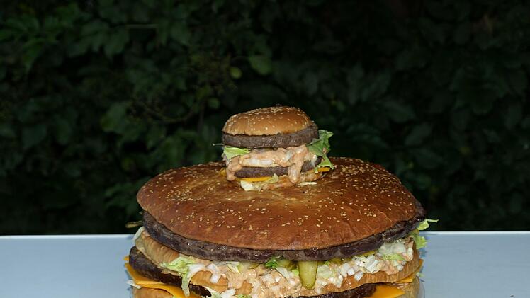 Der XXl-Burger und ein Normal-Burger  im Größenvergleich. Foto: Annette Warmuth