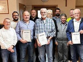 Vorstand und Geehrte beim Liederkranz Beuerfeld.