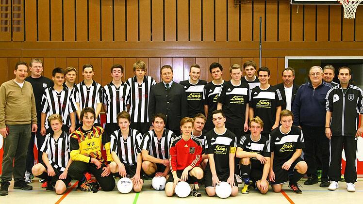 Der SV Motschenbach ist Kulmbacher Kreismeister 2013 bei den B-Junioren. Unser Bild zeigt das erfolgreiche Team mit (hinten, von links) Spielgruppenleiter Volker Beck, Trainer Jürgen Auschill, Yannik Schrader, Jonas Woitzik, Christian Erdmann, Benedikt Zapf, Janik Schautzgy, OB Henry Schramm sowie (vorne, von links) Christoph Stamm, Daniel Kodisch, Felix Lauterbach, Jonas Auschill. Das Finale verlor die JFG Maintal/Friesenbachtal mit (hinten, von rechts) den Trainern Carsten Eschenbacher und ...