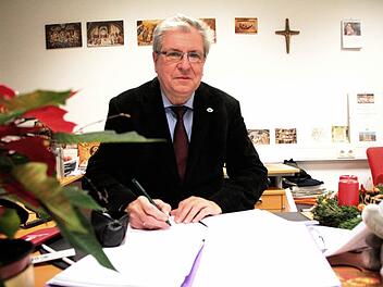 Peter Drescher beim Korrigieren von Schulaufgaben. Foto: Josef Hofbauer