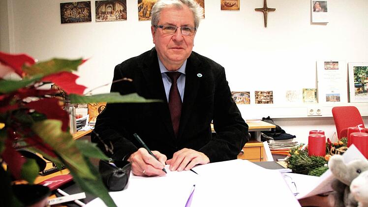 Peter Drescher beim Korrigieren von Schulaufgaben. Foto: Josef Hofbauer