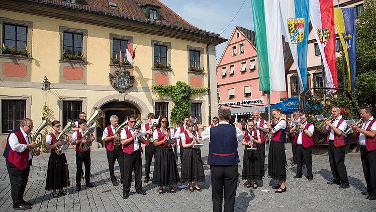 Standkonzert am Rathaus mit dem Musikverein Hochstadt Foto: Klaus Gagel