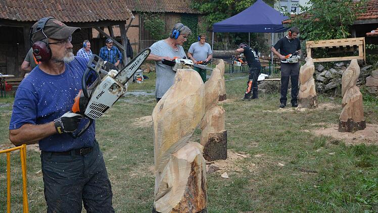 Die Teilnehmer konnten beim Kettensägenschnitzkurs allerhand lernen. Foto: Björn Hein