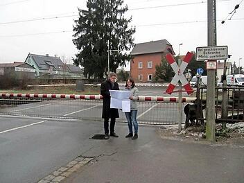 Altendorfs Bürgermeister Karl-Heinz Wagner mit Rathausmitarbeiterin Anja Weinig vor dem Bahnübergang Jurastraße. Die Beseitigung der Anlage und der Neubau der Pkw-tauglichen Unterführung beschäftigt die Gemeinde Altendorf nach wie vor. Foto: p