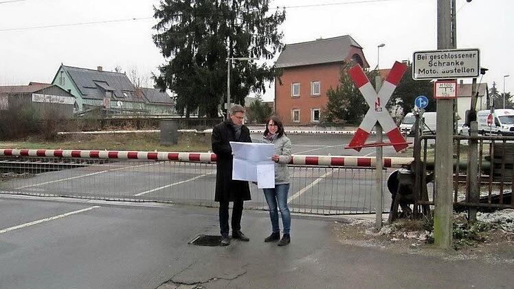 Altendorfs Bürgermeister Karl-Heinz Wagner mit Rathausmitarbeiterin Anja Weinig vor dem Bahnübergang Jurastraße. Die Beseitigung der Anlage und der Neubau der Pkw-tauglichen Unterführung beschäftigt die Gemeinde Altendorf nach wie vor. Foto: p