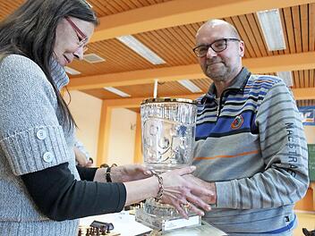 Aus den Händen einer Vertreterin des Hauses, Marion Walter-Biedefeld, nahm ein gut gelaunter Klaus Beier Gratulation und Pokal entgegen.Foto: Markus Häggberg