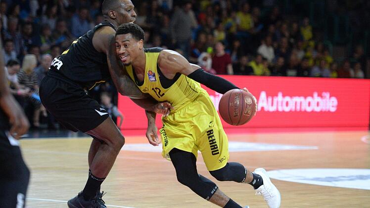 Trey Lewis (rechts) umdribbelt Frank Gaines. Foto: Peter Mularczyk