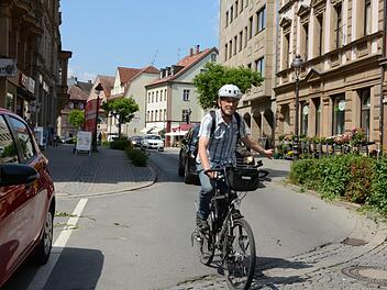 Nadelöhr: Im Kressenstein endet der Radweg abrupt, Jürgen Tesarczyk muss sich in den fließenden Verkehr einfädeln. Foto: Dagmar Besand