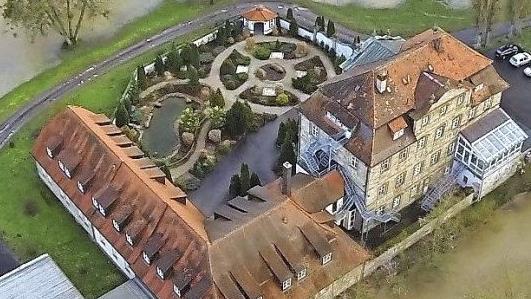 Im Teich im kleinen Park von Schloss Gleusdorf (links neben dem Rondell) sind zwei Heimbewohner laut Aussagen von früheren Pflegekräften ertrunken. Ersten Angaben des Landratsamtes zufolge, handelte e es sich um ein verfahrensfreies Projekt, weil weniger als 100 Kubikmeter Wasserinhalt angegeben wurden. Jetzt wurde bekannt, dass der Heimleiter darin sogar im Taucheranzug herumschwamm.  FT-Archivfoto vom April 2016