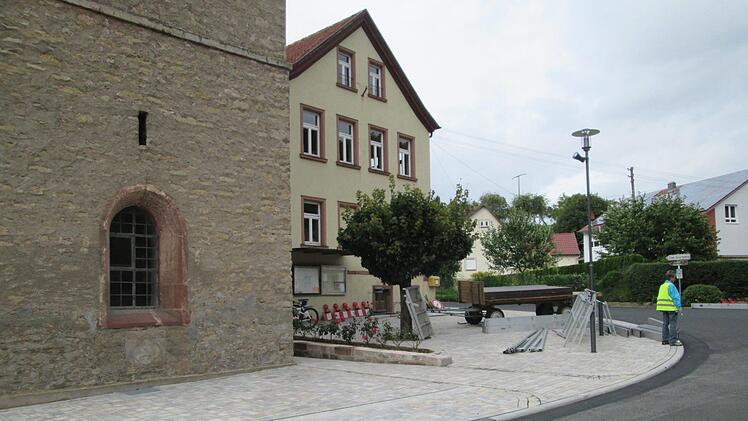 Dem neugestalteten Dorfplatz fehlen noch einige Details zur Vollendung. Foto: Winfried Ehling