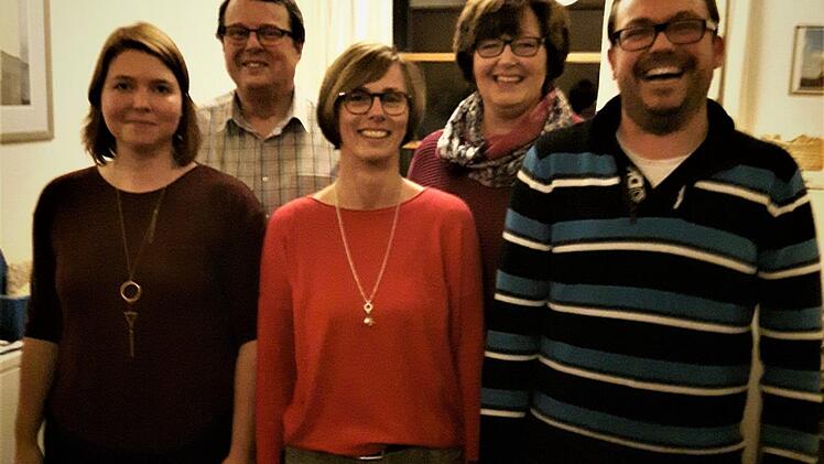 Der Vorstand von  "SANVoices" mit v. l.  Zweiter Vorsitzender Kathrin Zeitler, Schatzmeister Claus Heinrich, Vorsitzender Daniela Naujoks, Schriftführerin Andrea Angermann und Chorleiter Jörg Schmidtrei