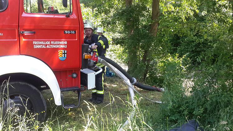 Das Löschwasser wird aus der Sinn angesaugt. Mit Hilfe zahlreicher Verstärkerpumpen erfolgt dann der Transport per Leitung bis hinauf zum Grieshof. Rolf Pralle