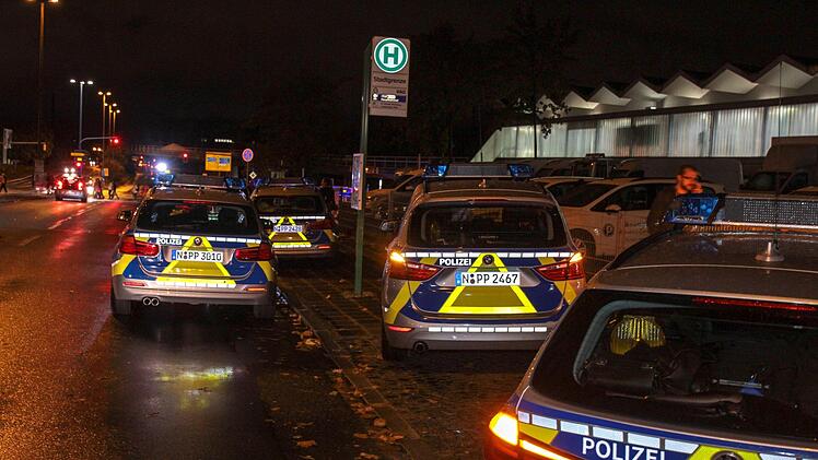 Massenschlägerei vor Nürnberger Diskothek - Menschen rotten sich gegen Polizei zusammen