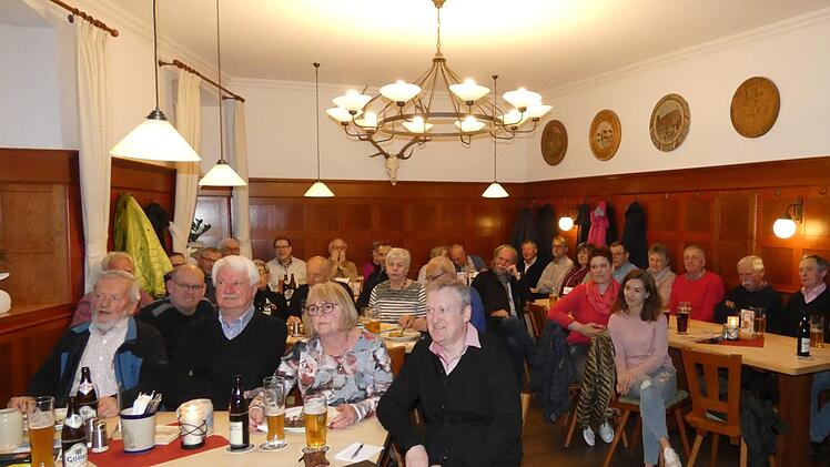 Rund 50 interessierte Zeiler kamen zur Bürgerversammlung in die Brauereigaststätte Göller.