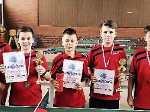 Zweifacher Tischtennis-Vereinsmeister der Jungen wurde beim TSV Ebersdorf Cedric Fröba (Vierter v. l.). Mit im Bild (v. l.) links die weiteren Platzierten Tim Walter, Noah Krischke, Simon Fritz, Fabian Köhler, Milan Krischke, Luca Müller und Paul Holederer sowie Vorsitzender Roland Stärker.  Foto: Hans Franz