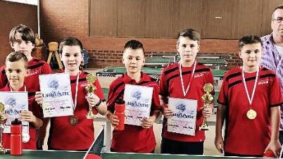 Zweifacher Tischtennis-Vereinsmeister der Jungen wurde beim TSV Ebersdorf Cedric Fröba (Vierter v. l.). Mit im Bild (v. l.) links die weiteren Platzierten Tim Walter, Noah Krischke, Simon Fritz, Fabian Köhler, Milan Krischke, Luca Müller und Paul Holederer sowie Vorsitzender Roland Stärker.  Foto: Hans Franz