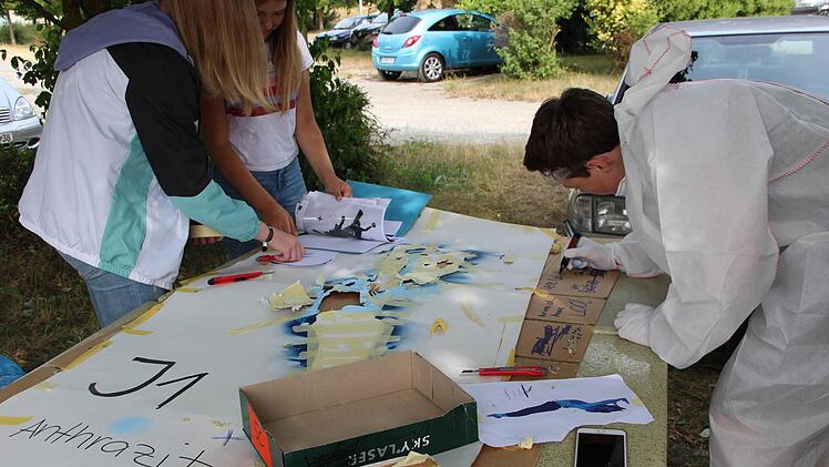 Containerprojekt des Münnerstädter Gymnasiums am Sportzentrum. Die Schablonen werden geschnitten.Heike Beudert