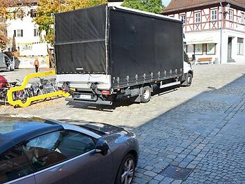 Der Agenda-Beirat möchte die Durchfahrt der Autos über den Steinweg verbieten, der Bürgermeister sorgt sich derweil wegen der vielen Parker auf dem Marktplatz - offensichtlich braucht es dort bald eine Lösung.  Foto: Bernhard Panzer