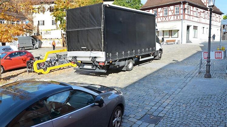 Der Agenda-Beirat möchte die Durchfahrt der Autos über den Steinweg verbieten, der Bürgermeister sorgt sich derweil wegen der vielen Parker auf dem Marktplatz - offensichtlich braucht es dort bald eine Lösung.  Foto: Bernhard Panzer