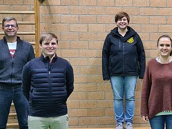 Der neu gewählte Vorstand des Musikvereins Thulba-Reith (Teil 1, von links): Karl-Heinz Happ, Simon Armbruster, Melanie Weigand und Anna Karollus.  Dieses Foto stammt vom vergangenen Oktober, als die Auflagen zur Eindämmung der Pandemie noch nicht so hoch waren. Foto: Rebecca Paulik