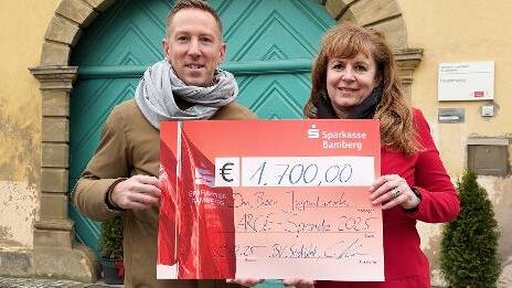 ARGE-Vorsitzender Christian Hader &uuml;bergibt die Spende Don Bosco Gesamtleiterin Anita Skobl.