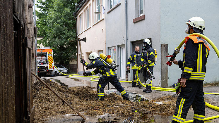 Gro&szlig;alarm in Bad Br&uuml;ckenau: Feuerwehr k&auml;mpft gegen Scheunenbrand