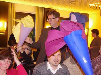 Pfarrer Martin Gundermann teilte Zuckertüten aus, in die die Anwesenden Zettel mit guten Wünschen für die neuen Kirchenvorstände einlegten.  Foto: Heike Schülein
