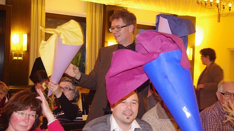 Pfarrer Martin Gundermann teilte Zuckertüten aus, in die die Anwesenden Zettel mit guten Wünschen für die neuen Kirchenvorstände einlegten.  Foto: Heike Schülein