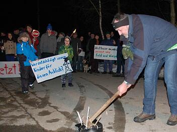 Günther Heubner zertrümmert bei der Mahnwache gegen die 380-kV-Leitung in Schönstädt symbolträchtig das Modell eines Hochspannungsmastes. Foto: Rainer Lutz