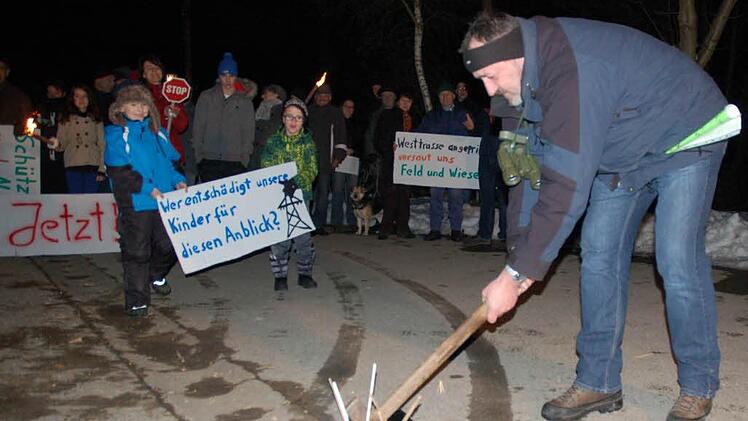 Günther Heubner zertrümmert bei der Mahnwache gegen die 380-kV-Leitung in Schönstädt symbolträchtig das Modell eines Hochspannungsmastes. Foto: Rainer Lutz