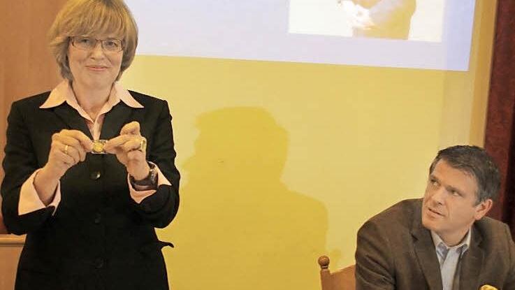 Auch in Berlin stets an die Heimatstadt gedacht: Eine Münze mit dem Eberner Stadtwappen präsentierte die CSU-Bürgermeisterkandidatin B arbara Baumbach vor ihrer Nominierung als Talisman, der sie stets begleitet habe. Von der Richtigkeit ihrer Angaben überzeugte sich der Kreisvorsitzende, der Landtagsabgeordnete Steffen Vogel, der ihr volle Unterstützung zusagte. Foto: Ralf Kestel