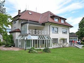 In der Villa der Unternehmerfamilie Stocke am Rande des Goebel-Werksgeländes in Oeslau wird derzeit Platz geschaffen für Senioren mit Pflegebedarf. Foto: Rainer Lutz