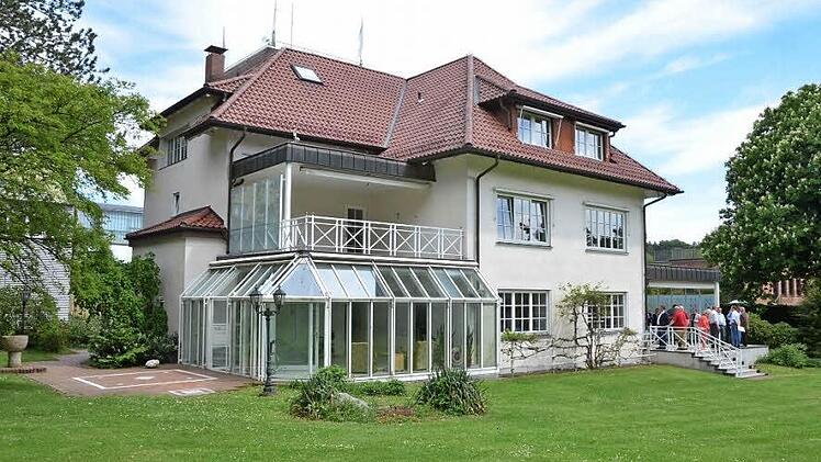 In der Villa der Unternehmerfamilie Stocke am Rande des Goebel-Werksgeländes in Oeslau wird derzeit Platz geschaffen für Senioren mit Pflegebedarf. Foto: Rainer Lutz