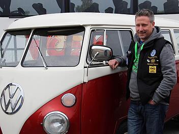 Marc Pointinger mit seinem VW Bus Baujahr 1965 Fotos: Katharina Müller-Sanke