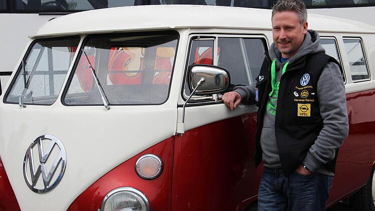 Marc Pointinger mit seinem VW Bus Baujahr 1965 Fotos: Katharina Müller-Sanke