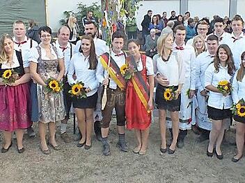 Die Tanzpaare rahmten die Gewinner Katrin Zappe und Benjamin Hofmann ein. Foto: Manfred Welker