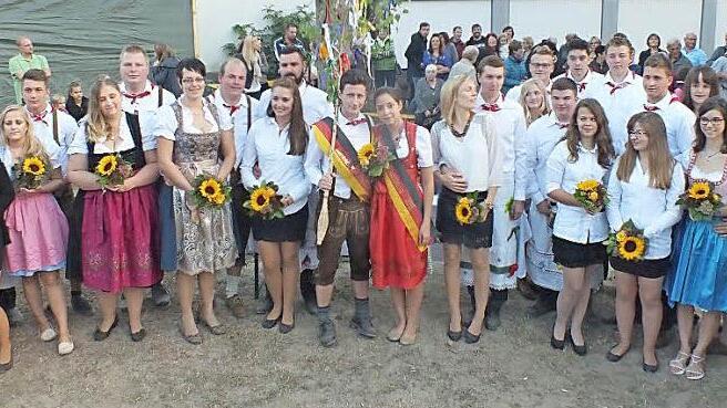 Die Tanzpaare rahmten die Gewinner Katrin Zappe und Benjamin Hofmann ein. Foto: Manfred Welker