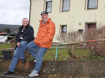 In der Buchwaldstraße: Heinz Zähler (links) und Oswald Winter wollen die Häuser der Baugenossenschaft für Mieter attraktiver machen. Foto: Ulrike Mülle
