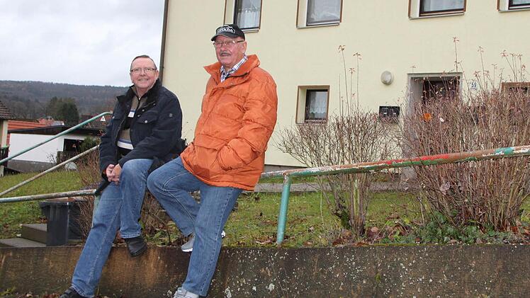 In der Buchwaldstraße: Heinz Zähler (links) und Oswald Winter wollen die Häuser der Baugenossenschaft für Mieter attraktiver machen. Foto: Ulrike Mülle
